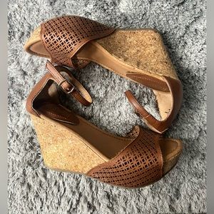 Kenneth Cole Reaction Wedges sandals 5 1/2 size